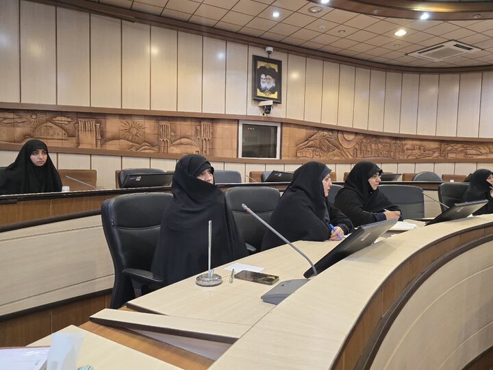 نشست هم‌اندیشی حوزه  علمیه خواهران و شورای شهر یزد برای کاهش آسیب‌های اجتماعی