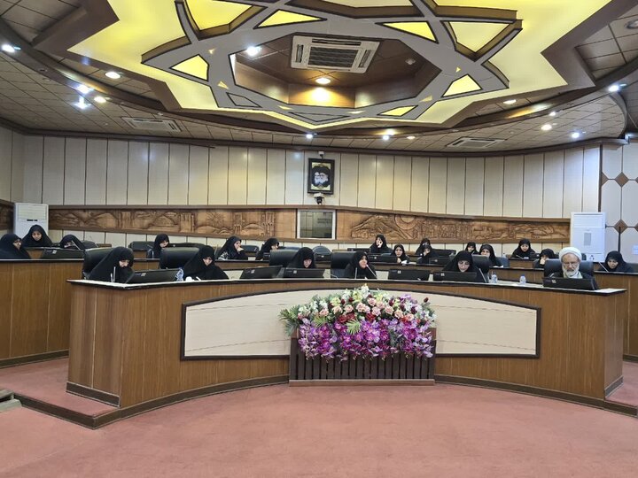 نشست هم‌اندیشی حوزه  علمیه خواهران و شورای شهر یزد برای کاهش آسیب‌های اجتماعی