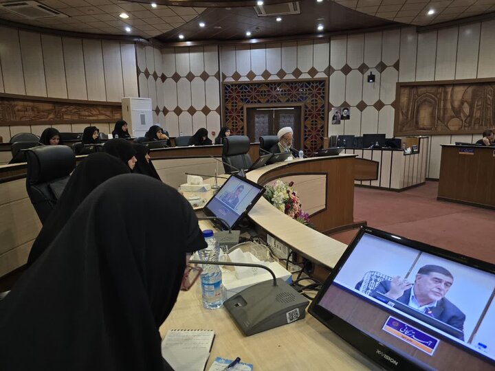 نشست هم‌اندیشی حوزه  علمیه خواهران و شورای شهر یزد برای کاهش آسیب‌های اجتماعی