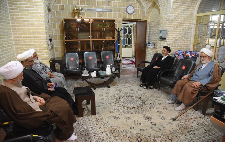 تصاویر|  دیدار صمیمی نماینده ولی فقیه در فارس با جمعی از علمای شهر شیراز