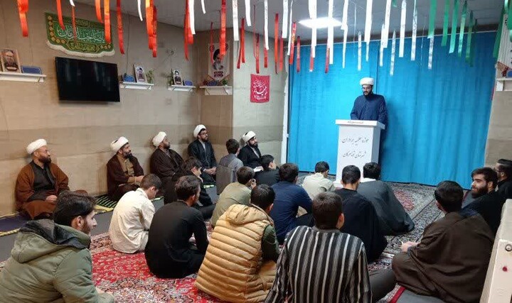 تصاویر/برگزاری تریبون آزاد در مدرسه علمیه شیخ علی‌خان زنگنه تویسرکان