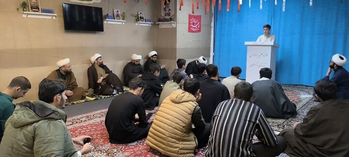 تصاویر/برگزاری تریبون آزاد در مدرسه علمیه شیخ علی‌خان زنگنه تویسرکان