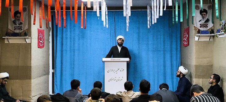 تصاویر/برگزاری تریبون آزاد در مدرسه علمیه شیخ علی‌خان زنگنه تویسرکان