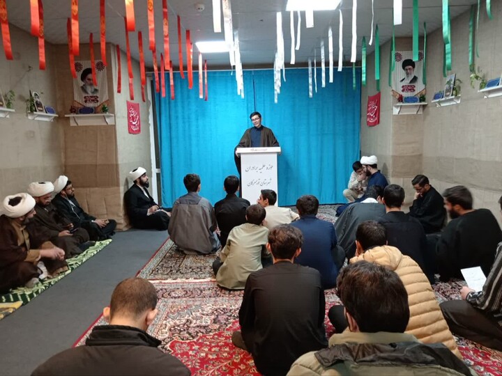 تصاویر/برگزاری تریبون آزاد در مدرسه علمیه شیخ علی‌خان زنگنه تویسرکان