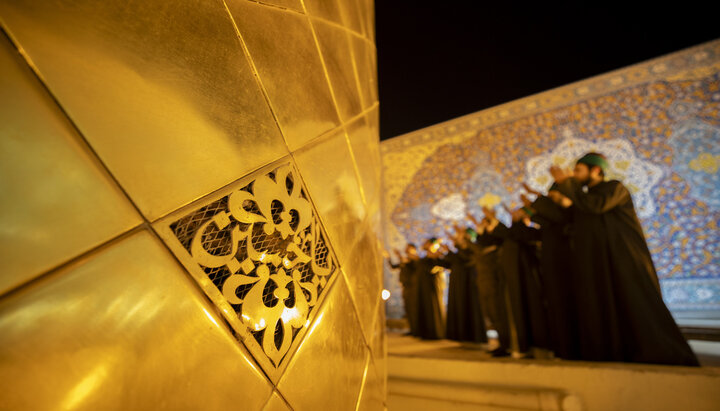 خدمة العتبة الحسينية يؤدون غسل قبة مرقد الامام الحسين (عليه السلام)