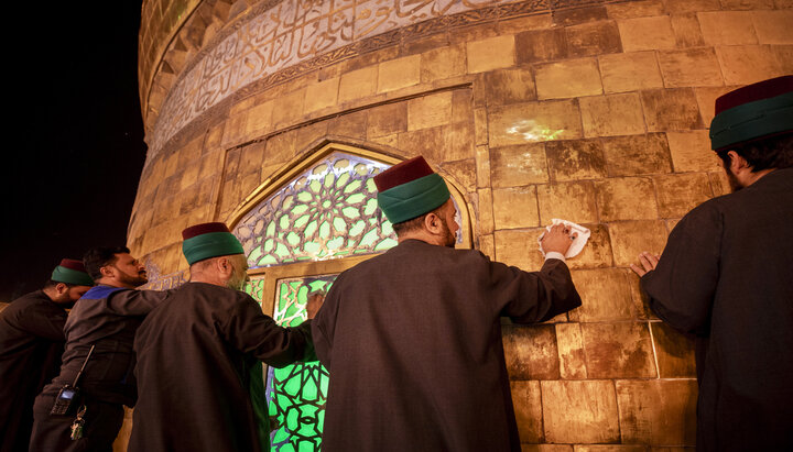 خدمة العتبة الحسينية يؤدون غسل قبة مرقد الامام الحسين (عليه السلام)