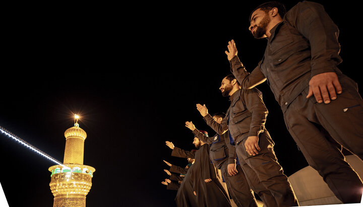 خدمة العتبة الحسينية يؤدون غسل قبة مرقد الامام الحسين (عليه السلام)