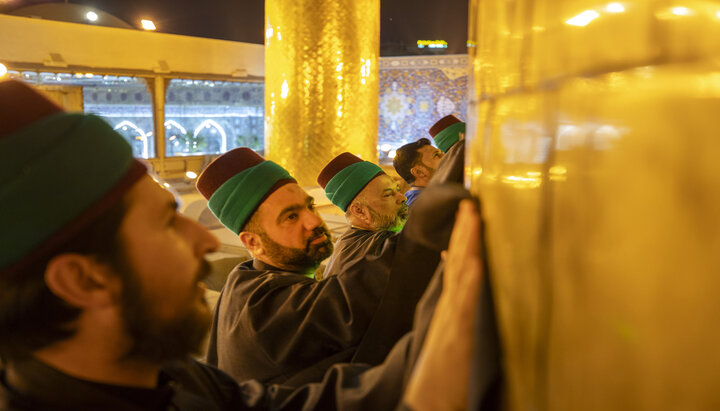 خدمة العتبة الحسينية يؤدون غسل قبة مرقد الامام الحسين (عليه السلام)