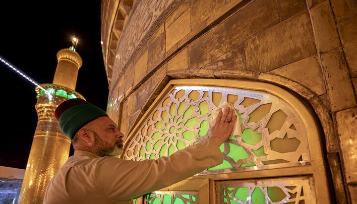 خدمة العتبة الحسينية يؤدون غسل قبة مرقد الامام الحسين (عليه السلام)