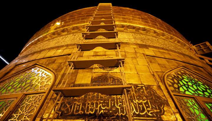 خدمة العتبة الحسينية يؤدون غسل قبة مرقد الامام الحسين (عليه السلام)