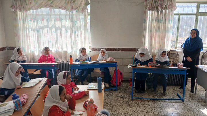 تصاویر/اقامه نماز جماعت ظهر و عصر در دبستان دخترانه شکوفه های انقلاب بیجار