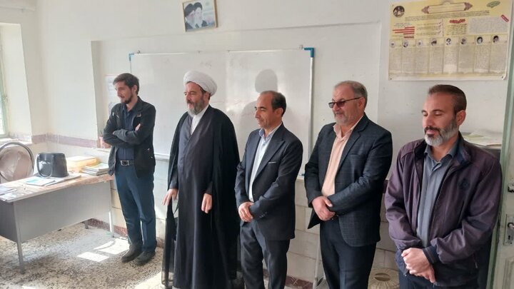 تصاویر/اقامه نماز جماعت ظهر و عصر در دبستان دخترانه شکوفه های انقلاب بیجار