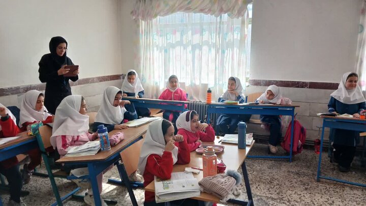 تصاویر/اقامه نماز جماعت ظهر و عصر در دبستان دخترانه شکوفه های انقلاب بیجار