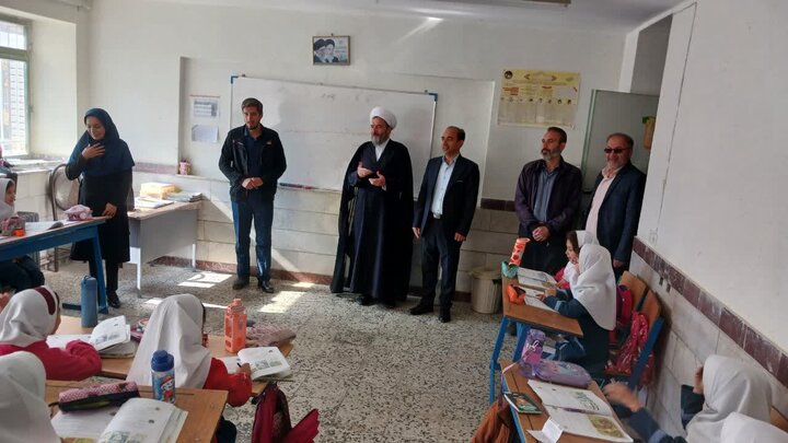 تصاویر/اقامه نماز جماعت ظهر و عصر در دبستان دخترانه شکوفه های انقلاب بیجار