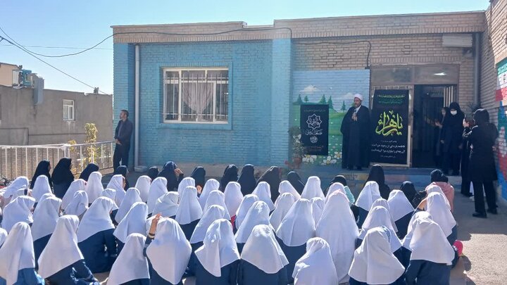 تصاویر/اقامه نماز جماعت ظهر و عصر در دبستان دخترانه شکوفه های انقلاب بیجار