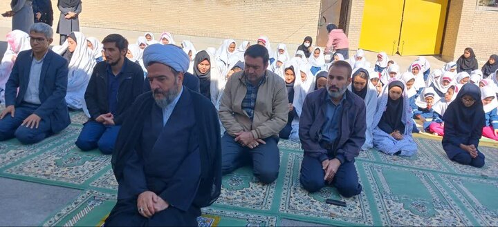 تصاویر/اقامه نماز جماعت ظهر و عصر در دبستان دخترانه شکوفه های انقلاب بیجار