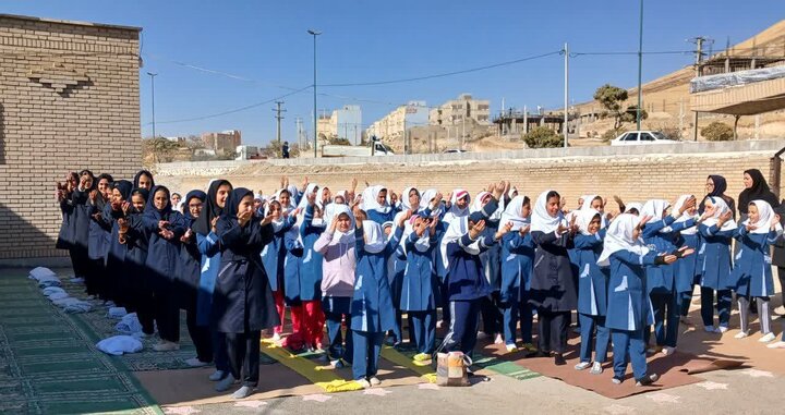 تصاویر/اقامه نماز جماعت ظهر و عصر در دبستان دخترانه شکوفه های انقلاب بیجار