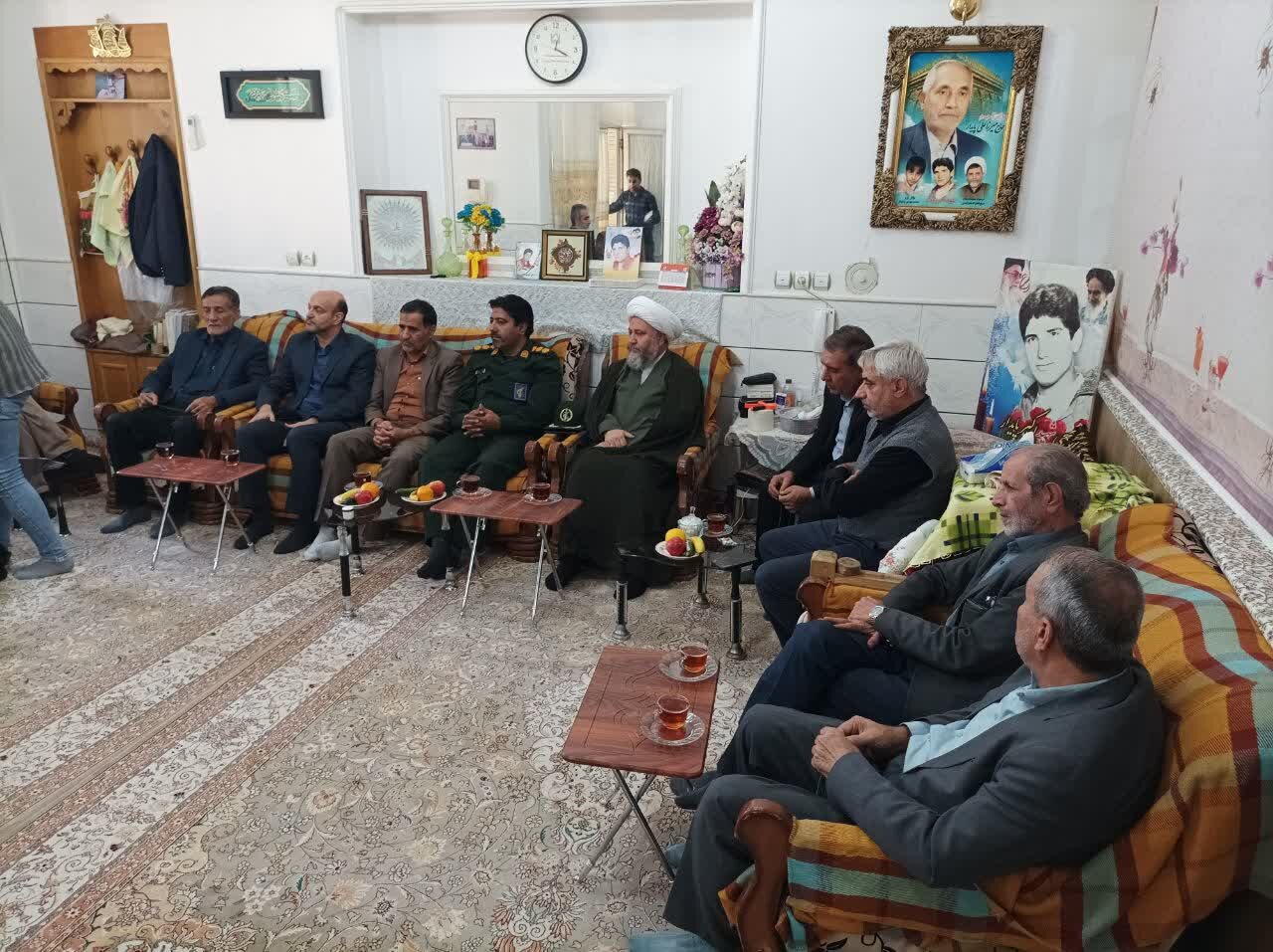 امام جمعه آران و بیدگل با خانواده «شهید اکبر پایدار» دیدار کرد +عکس