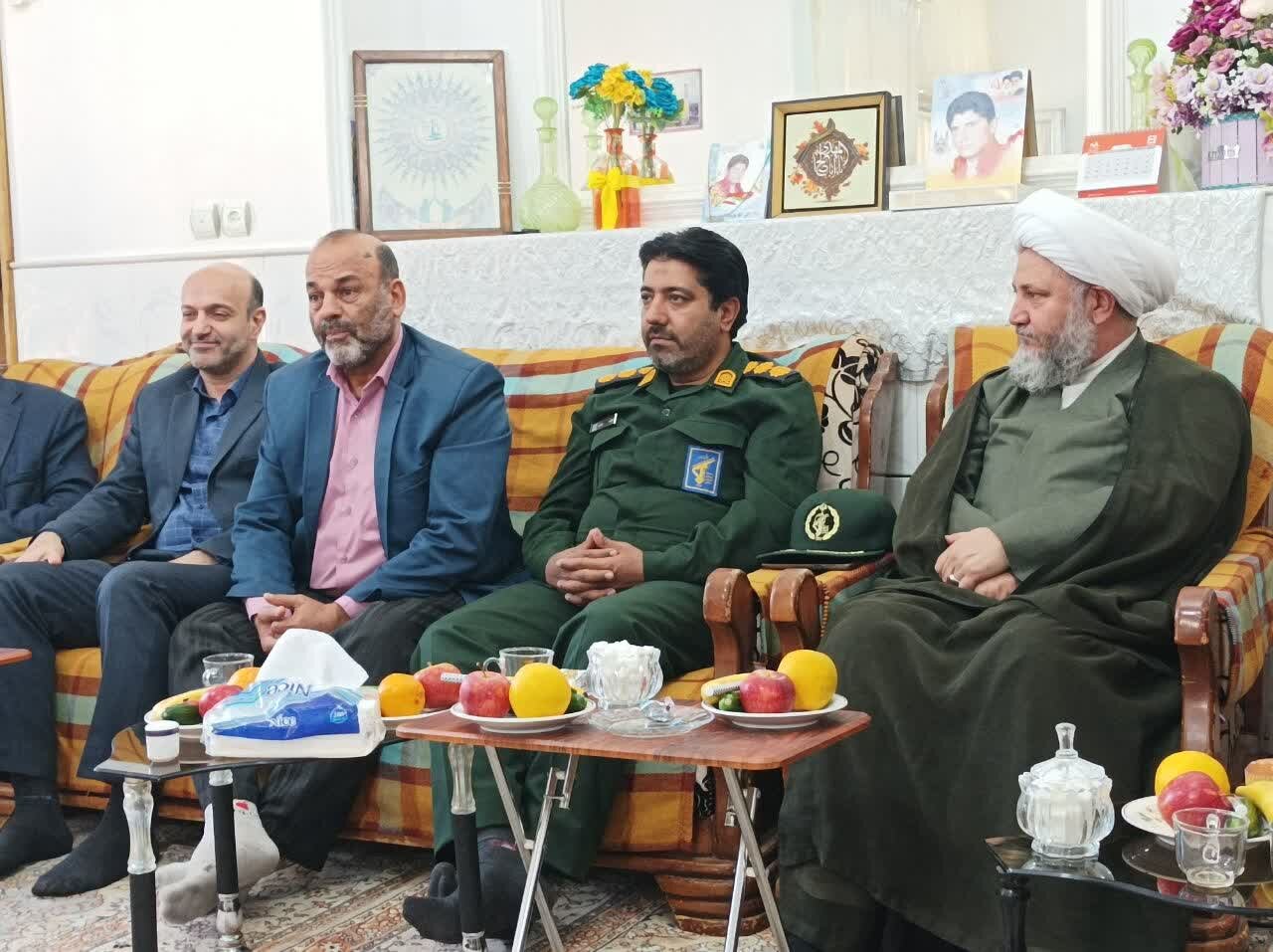 امام جمعه آران و بیدگل با خانواده «شهید اکبر پایدار» دیدار کرد +عکس