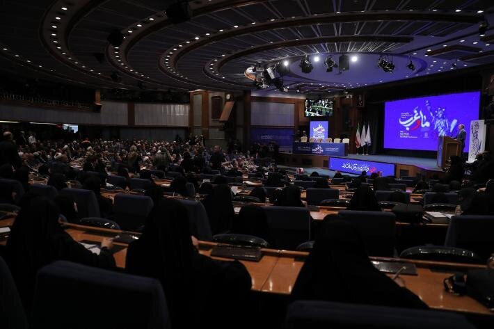 आयतुल्लाहिल उज़्मा ख़ामनेई के अफ्कार की रौशनी में "हम और पश्चिम" सम्मेलन 460 शोध पत्रों के साथ संपन्न