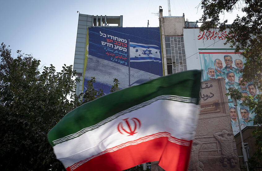 أوهام صهيونية جديدة.. مسؤول إسرائيلي يتوهم إسقاط النظام الإيراني قبل نهاية ولاية ترامب