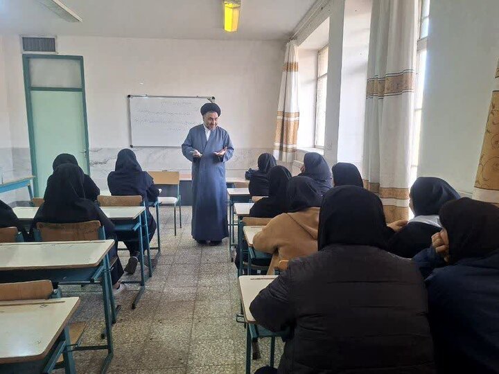 تصاویر/حضور مستمر امام جمعه نوش آباد در مدارس