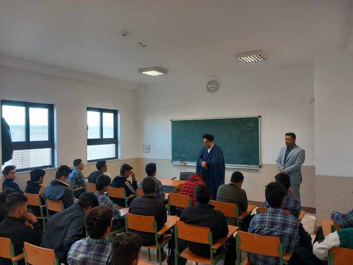 تصاویر/حضور مستمر امام جمعه نوش آباد در مدارس