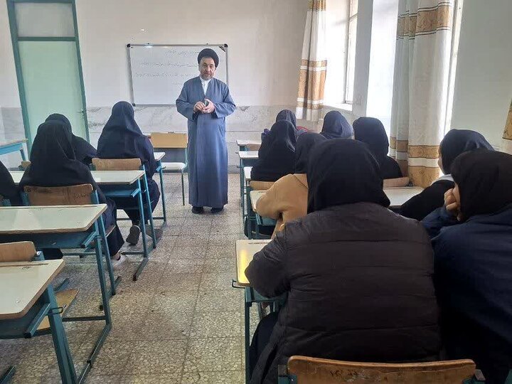 تصاویر/حضور مستمر امام جمعه نوش آباد در مدارس