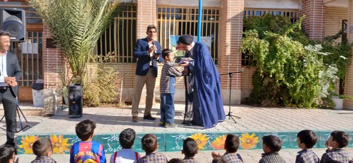 تصاویر/حضور مستمر امام جمعه نوش آباد در مدارس