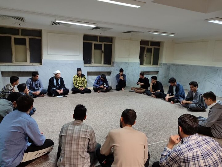 تصاویر/نشست معاون تهذیب مدرسه علمیه امام صادق (ع) قروه با طلاب