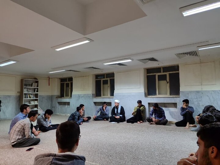 تصاویر/نشست معاون تهذیب مدرسه علمیه امام صادق (ع) قروه با طلاب