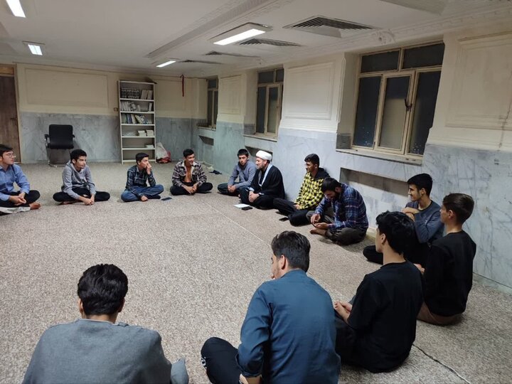 تصاویر/نشست معاون تهذیب مدرسه علمیه امام صادق (ع) قروه با طلاب