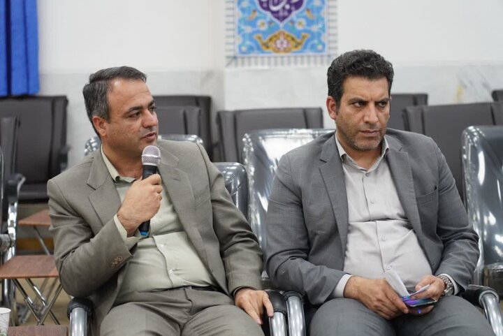 تصاویر/جلسه بررسی مشکلات شهر رومشکان با حضور نماینده ولی‌فقیه در استان لرستان