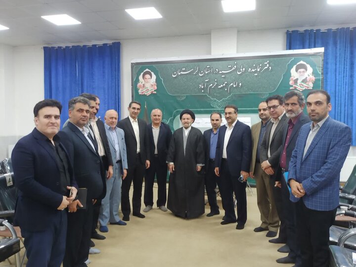 تصاویر/جلسه بررسی مشکلات شهر رومشکان با حضور نماینده ولی‌فقیه در استان لرستان