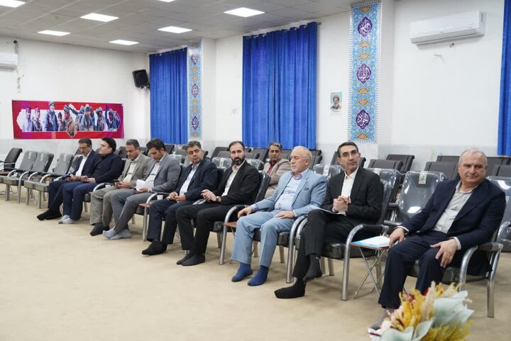 تصاویر/جلسه بررسی مشکلات شهر رومشکان با حضور نماینده ولی‌فقیه در استان لرستان