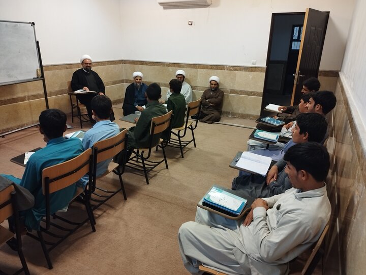 دیدار مدیر حوزه علمیه سیستان و بلوچستان با طلاب مدرسه علمیه شهرستان بزمان