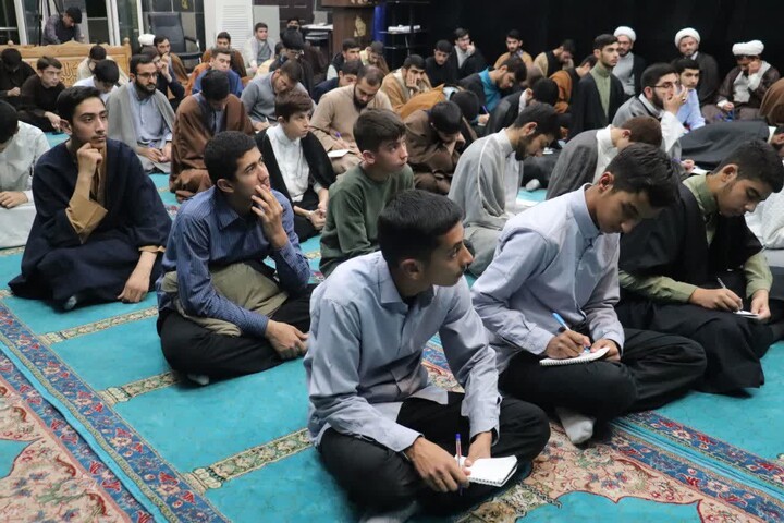 تصاویر/ نشست رئیس شورای سیاستگذاری ائمه جمعه کشور با طلاب ارومیه