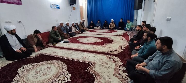تصاویر/دیدار فرمانده ناحیه بسیج خمین با کادر و طلاب حوزه علمیه امام خمینی (ره)این شهرستان