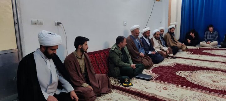 تصاویر/دیدار فرمانده ناحیه بسیج خمین با کادر و طلاب حوزه علمیه امام خمینی (ره)این شهرستان