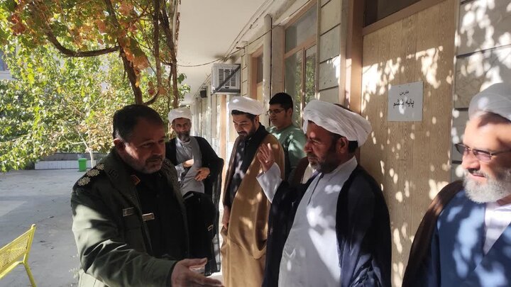 تصاویر/دیدار فرمانده ناحیه بسیج خمین با کادر و طلاب حوزه علمیه امام خمینی (ره)این شهرستان