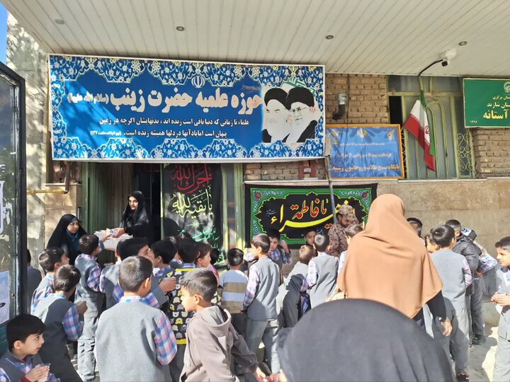 تصاویر/برگزاری نمایشگاه کتاب وایستگاه صلواتی به مناسبت ایام فاطمیه در آستانه