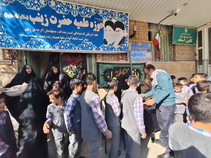 تصاویر/برگزاری نمایشگاه کتاب وایستگاه صلواتی به مناسبت ایام فاطمیه در آستانه