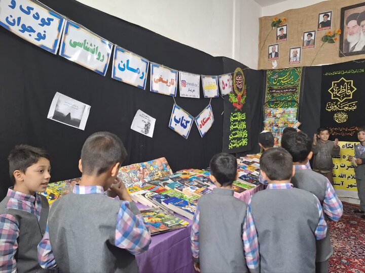 تصاویر/برگزاری نمایشگاه کتاب وایستگاه صلواتی به مناسبت ایام فاطمیه در آستانه