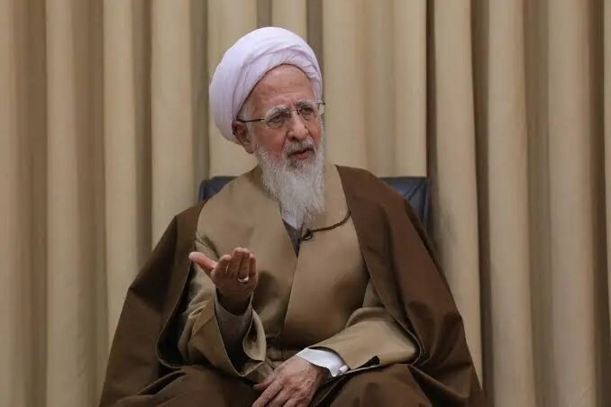 जो कोई अपने माता-पिता को दुःखी करता है, वह अपने आप को माता-पिता का अवज्ञाकारी बनाता है