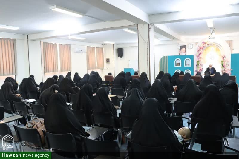 درس اخلاق استاد محمد همتیان، در مدرسه علمیه معصومیه خواهران