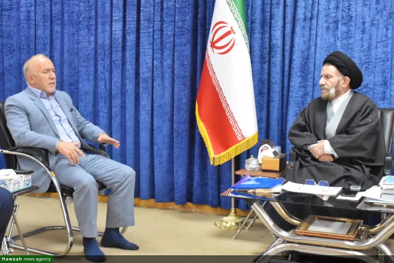 خدمت به خانواده شهدا اولویت بنیاد شهید است