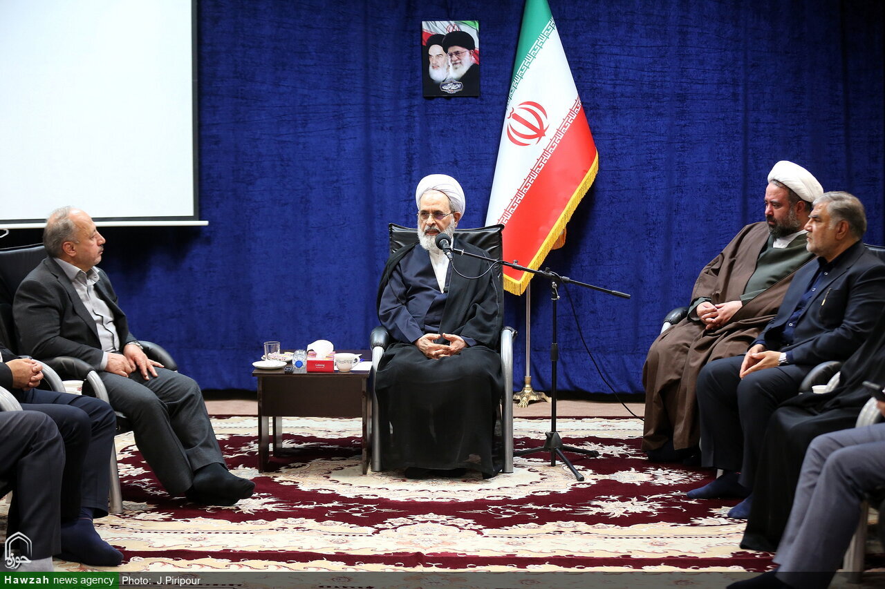 हज़रत फ़ातेमा ज़हरा (सला मुल्ला अलैहा) मज़हरे नूर-ए-इलाही और खिदमत खल्क का कामिल नमूना हैः आयतुल्लाह आराफ़ी