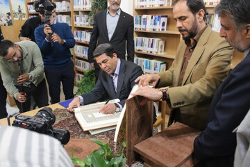 تصاویر/ موج کتاب در کرمان؛ اهدای ۵۶ هزار جلد کتاب به کتابخانه ملی کرمان همراه با بازدید استاندار