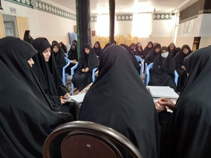 تصاویر/ میزگرد علمی‌فرهنگی «حدود ارتباط با نامحرم» در مدرسه علمیه ریحانه‌النبی(س) رفسنجان