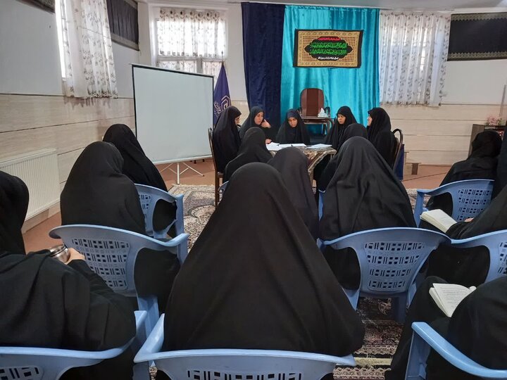 تصاویر/ میزگرد علمی‌فرهنگی «حدود ارتباط با نامحرم» در مدرسه علمیه ریحانه‌النبی(س) رفسنجان